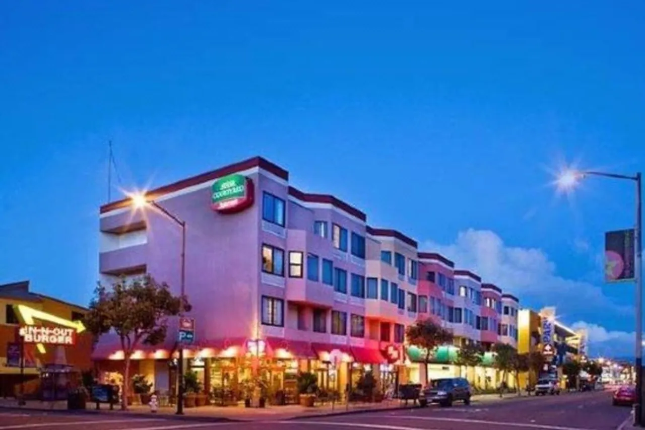 Courtyard by Marriott San Francisco Fisherman's Wharf — rooms and atmosphere
