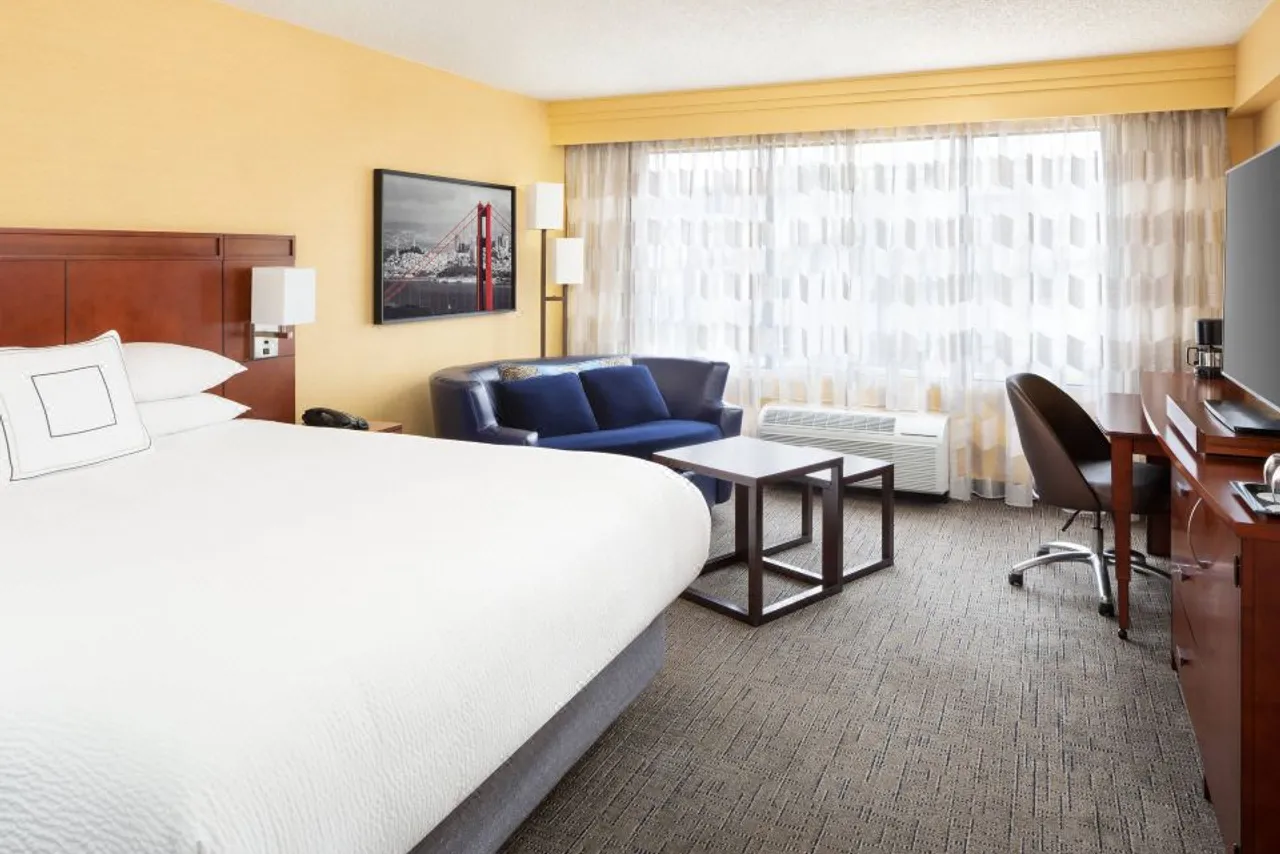 Courtyard by Marriott San Francisco Fisherman's Wharf — rooms and atmosphere