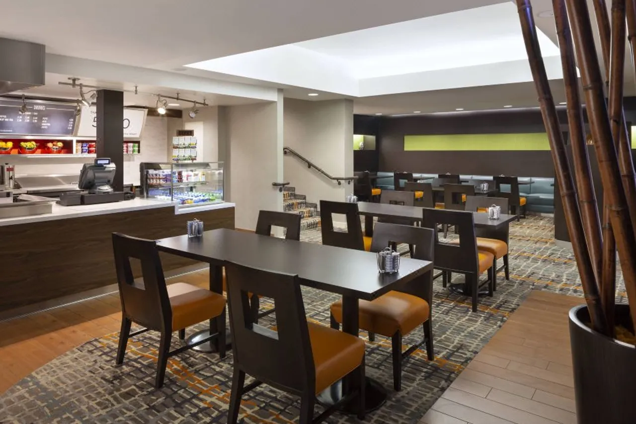Courtyard by Marriott San Francisco Fisherman's Wharf — rooms and atmosphere