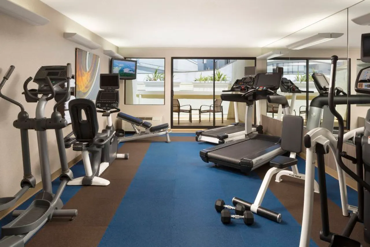 Courtyard by Marriott San Francisco Fisherman's Wharf — rooms and atmosphere