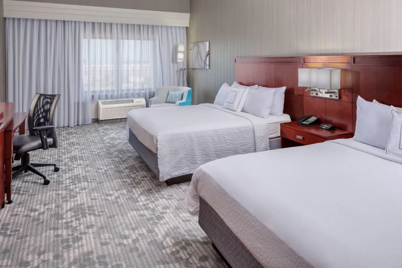 Courtyard by Marriott Houston Medical Center/NRG Park — rooms and atmosphere