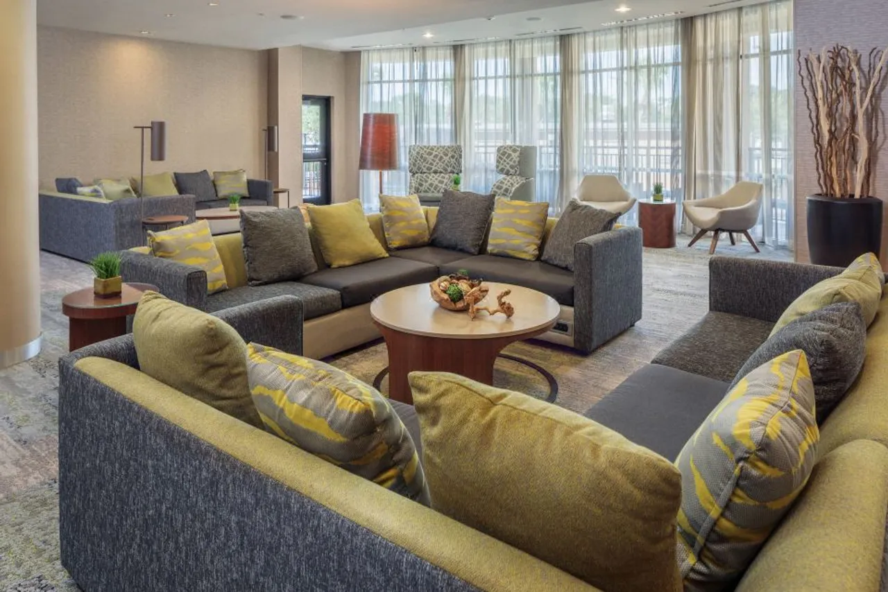 Courtyard by Marriott Houston Medical Center/NRG Park — rooms and atmosphere