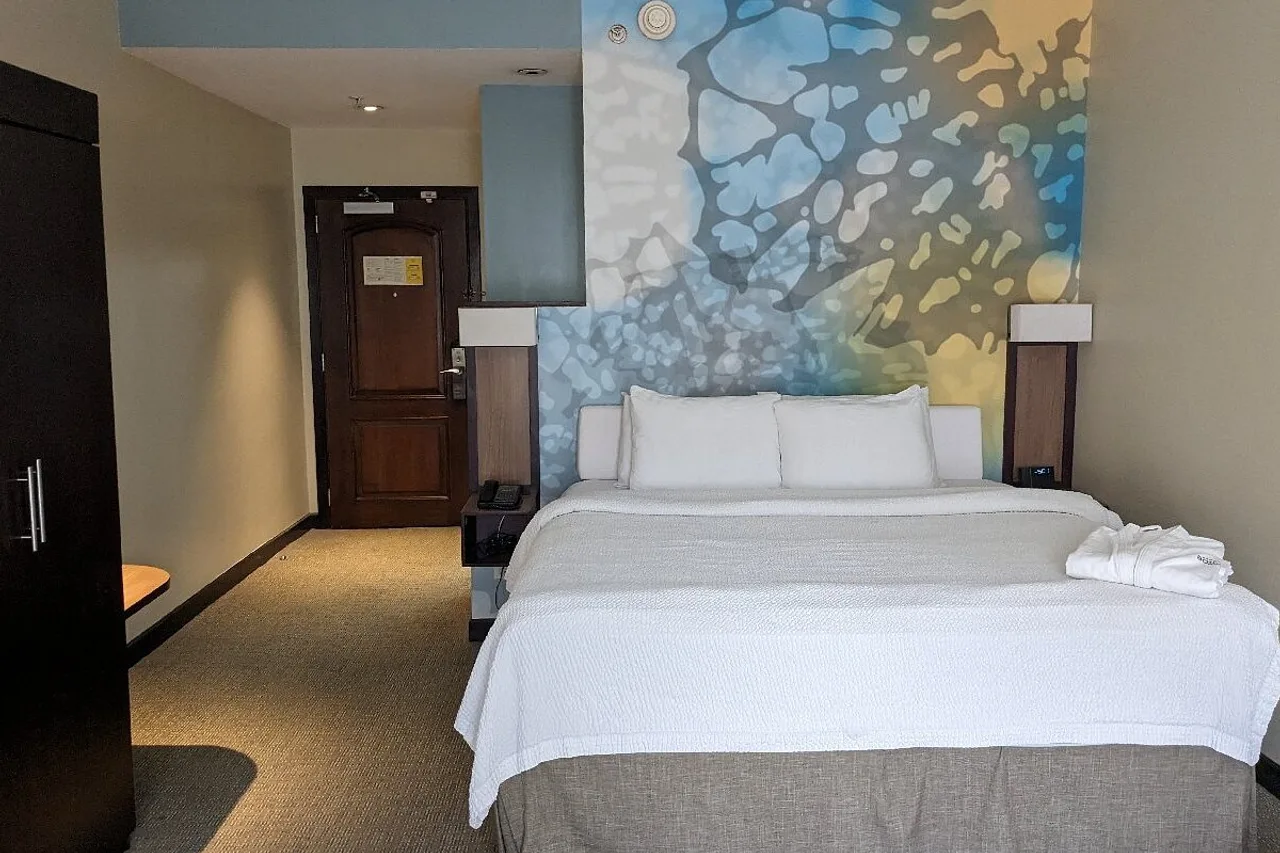 Courtyard by Marriott San Salvador — rooms and atmosphere