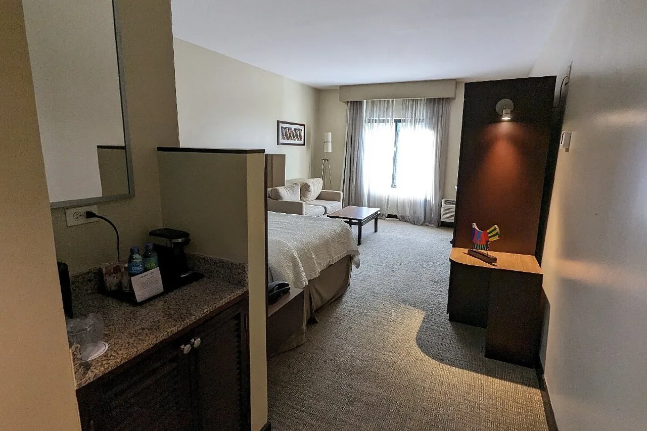 Courtyard by Marriott San Salvador — rooms and atmosphere