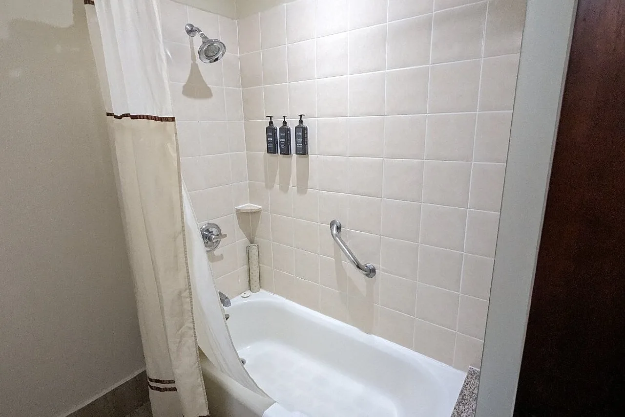 Courtyard by Marriott San Salvador — rooms and atmosphere