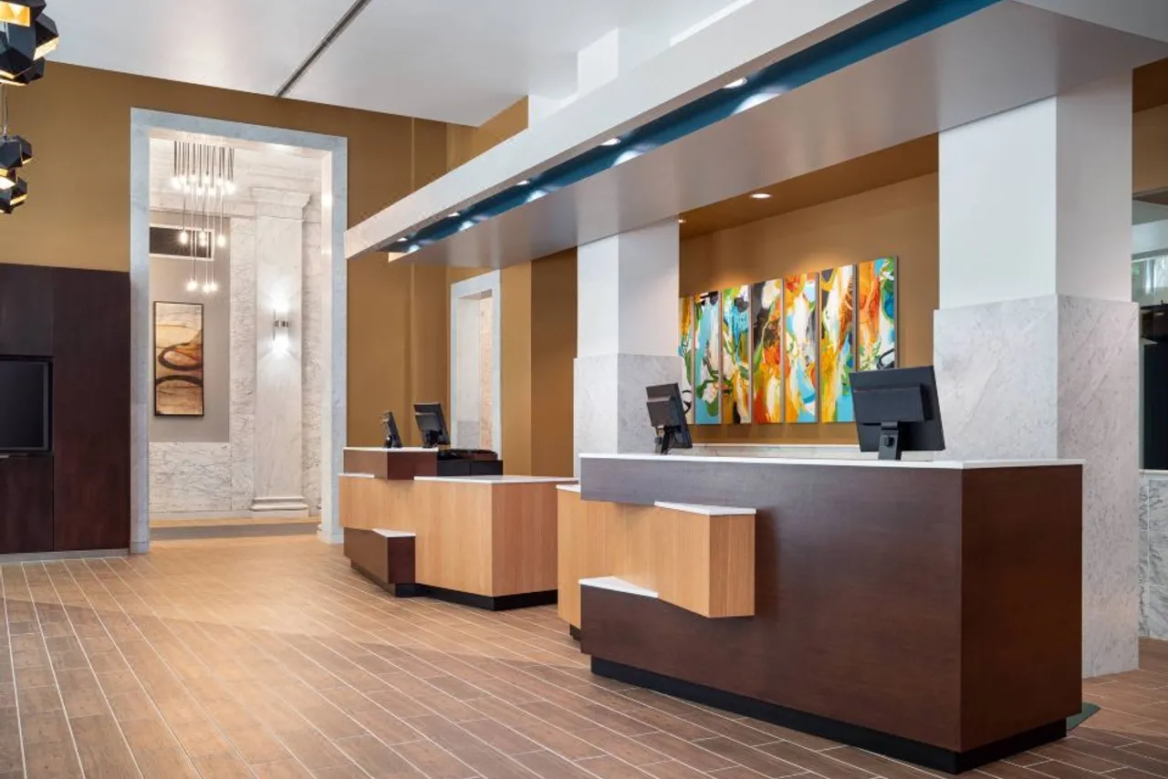 Courtyard by Marriott Seattle Downtown/Pioneer Square — rooms and atmosphere