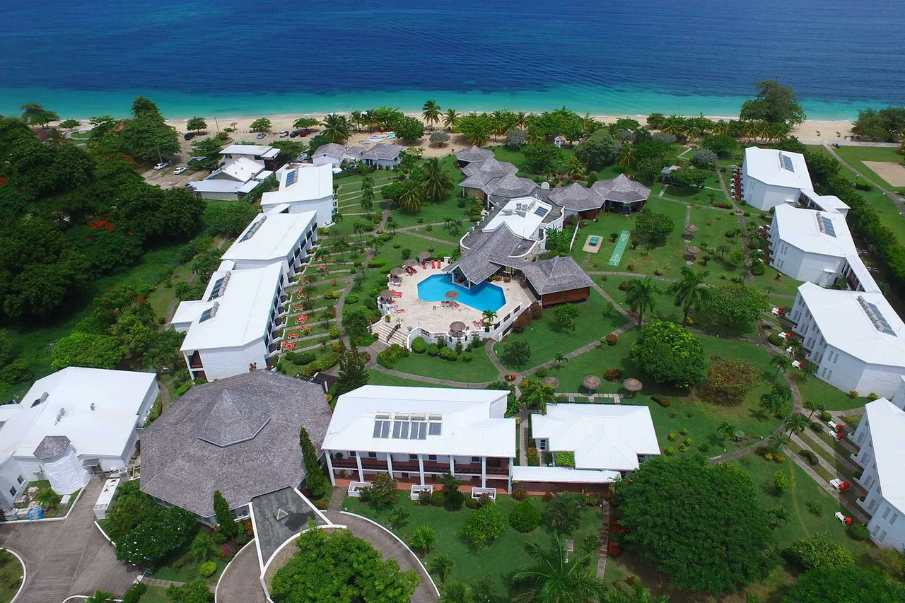 Coyaba Beach Resort — rooms and atmosphere
