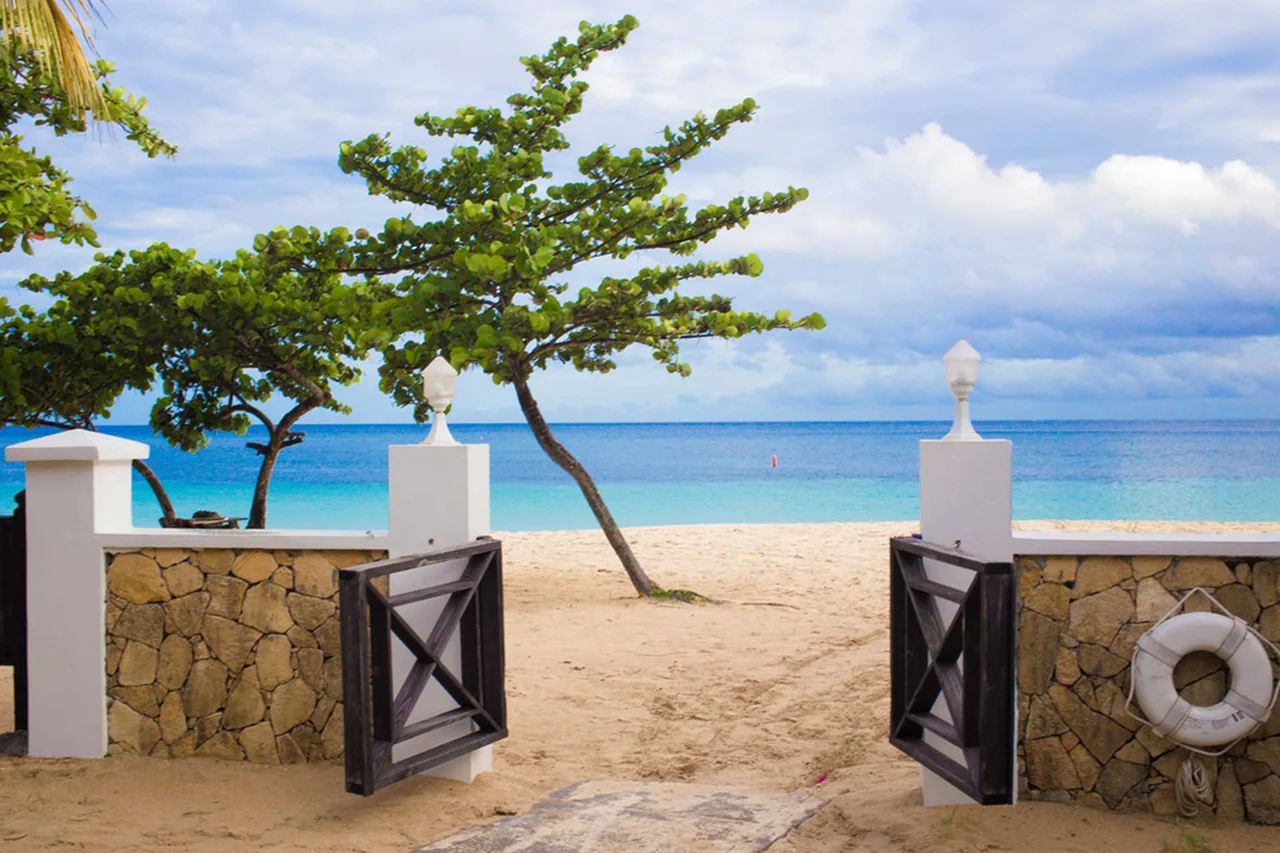 Coyaba Beach Resort — rooms and atmosphere
