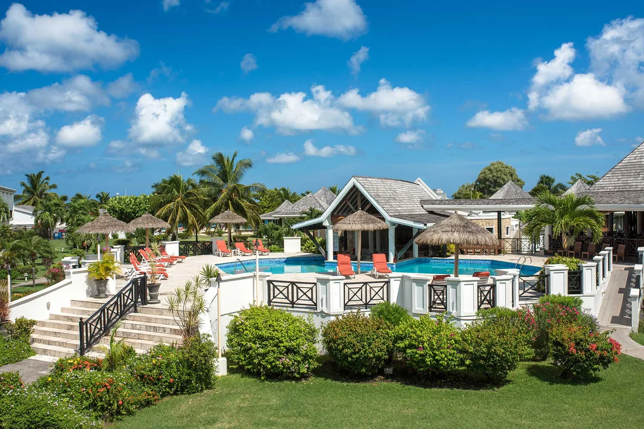 Coyaba Beach Resort — rooms and atmosphere