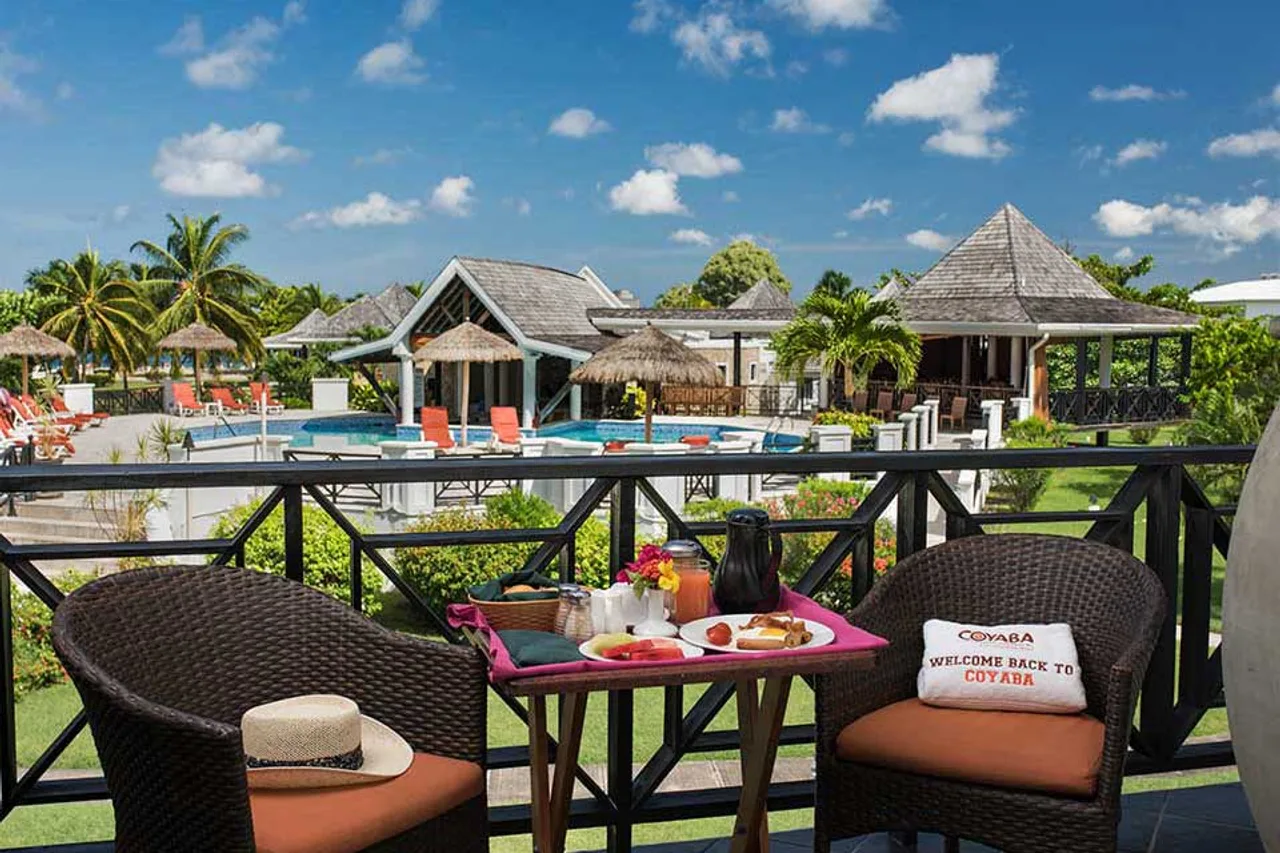 Coyaba Beach Resort — rooms and atmosphere
