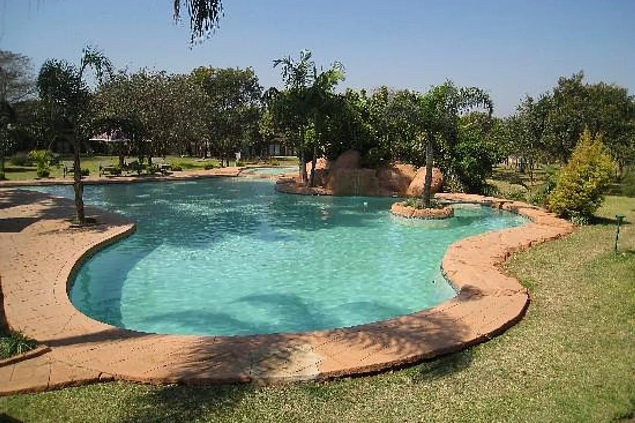 Cresta Golfview Hotel Lusaka — rooms and atmosphere