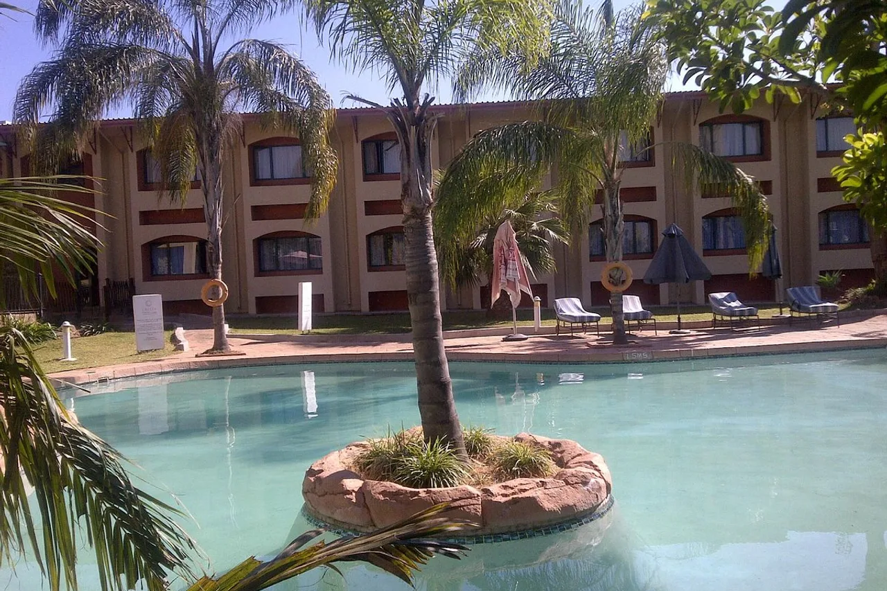 Cresta Golfview Hotel Lusaka — rooms and atmosphere