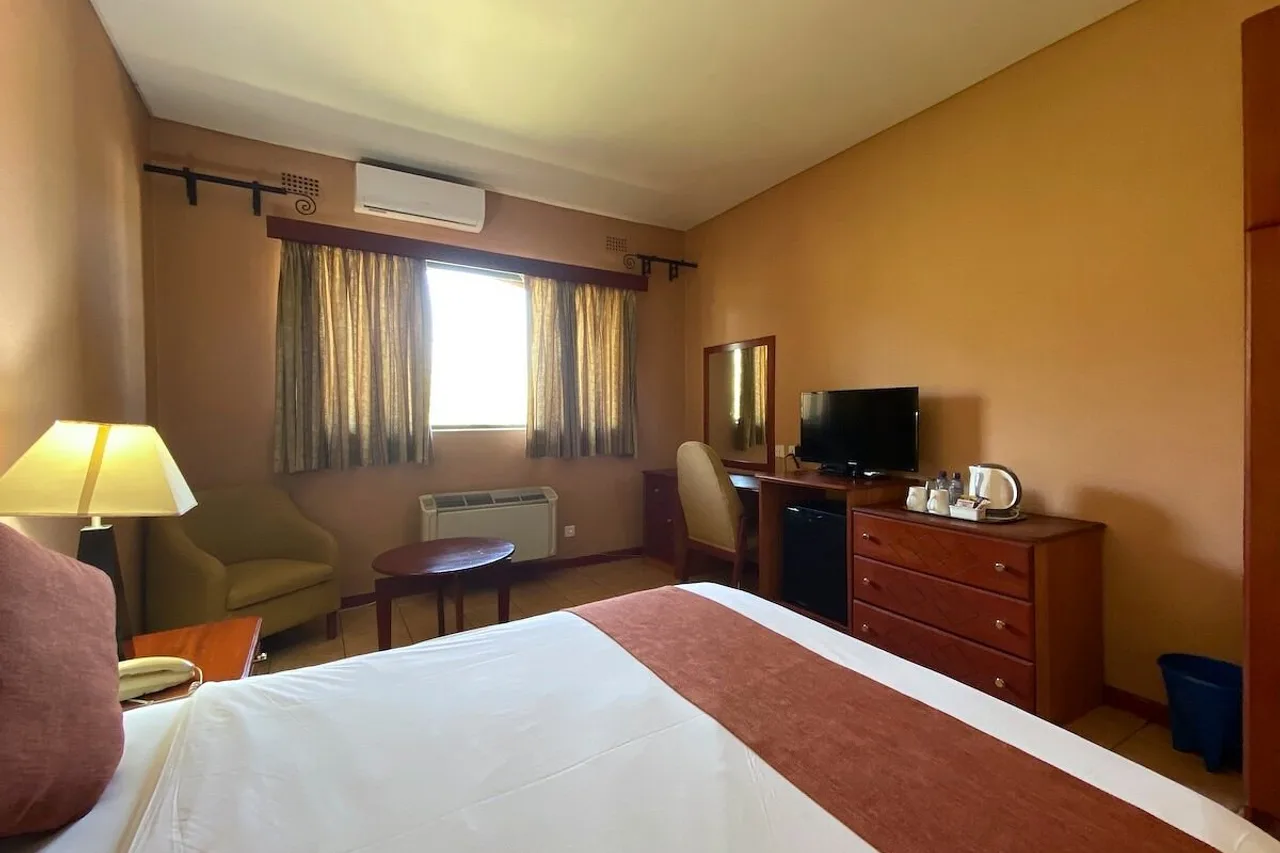 Cresta Golfview Hotel Lusaka — rooms and atmosphere