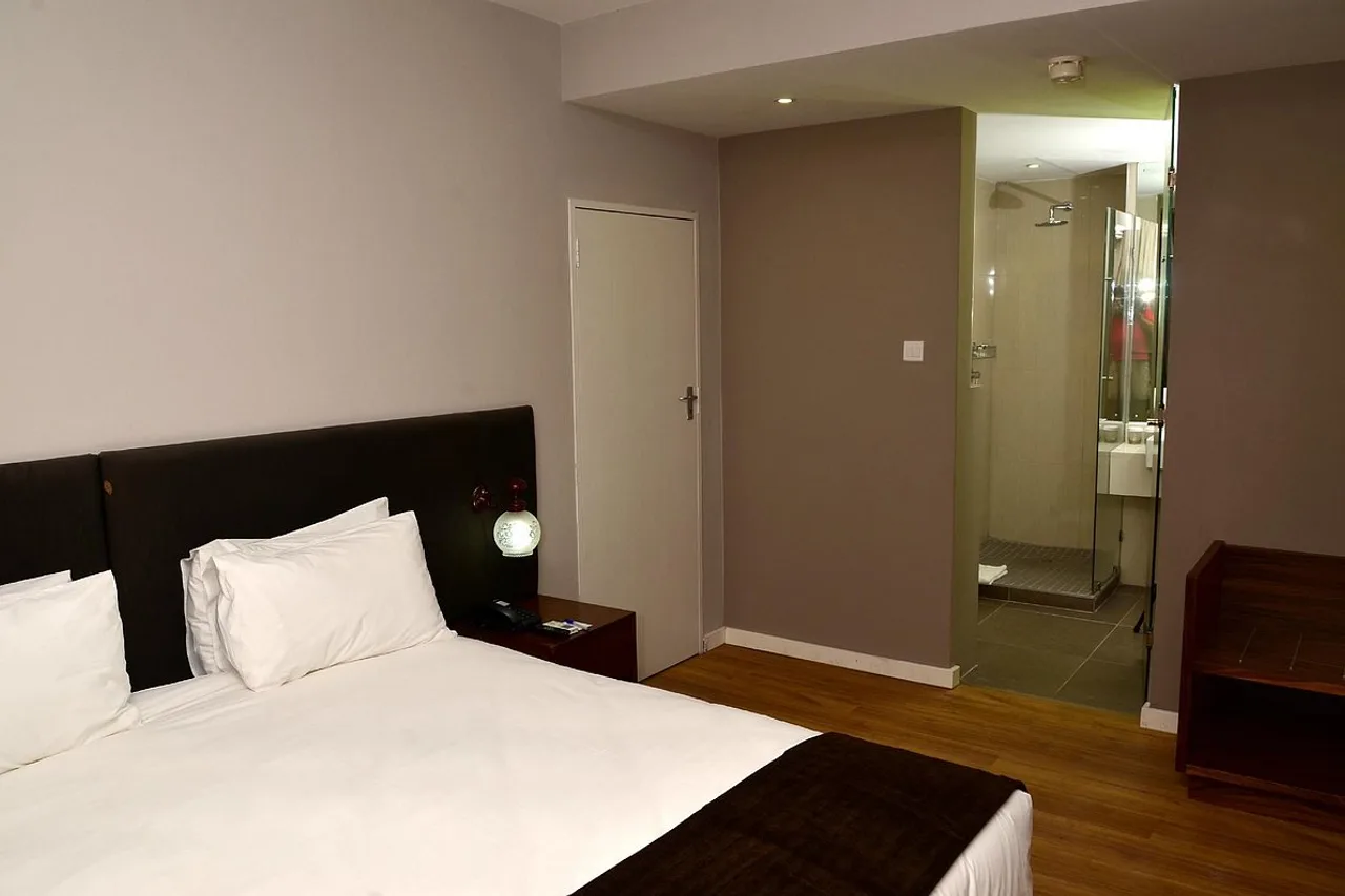 Cresta Lodge Harare — rooms and atmosphere