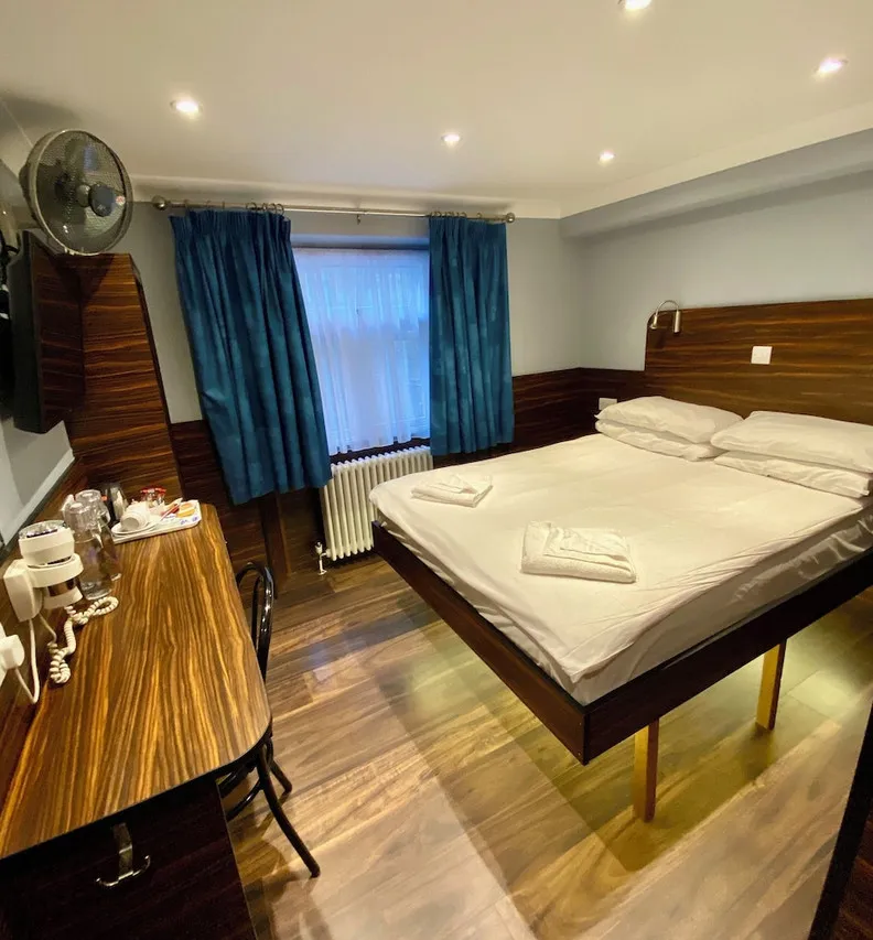 Crestfield Hotel — rooms and atmosphere