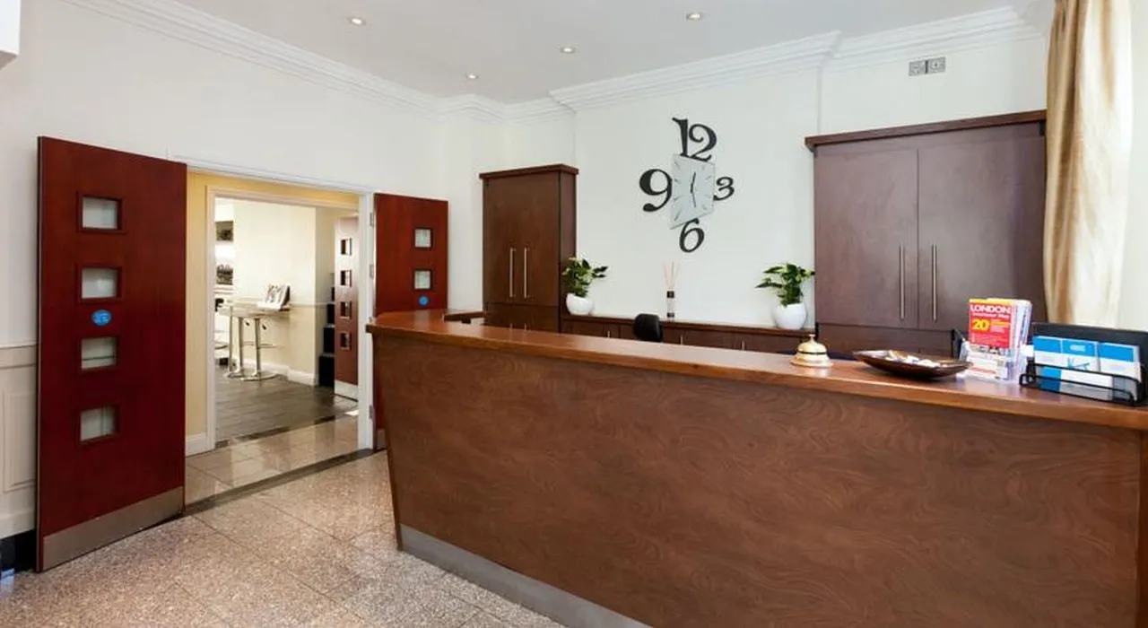 Crestfield Hotel — rooms and atmosphere