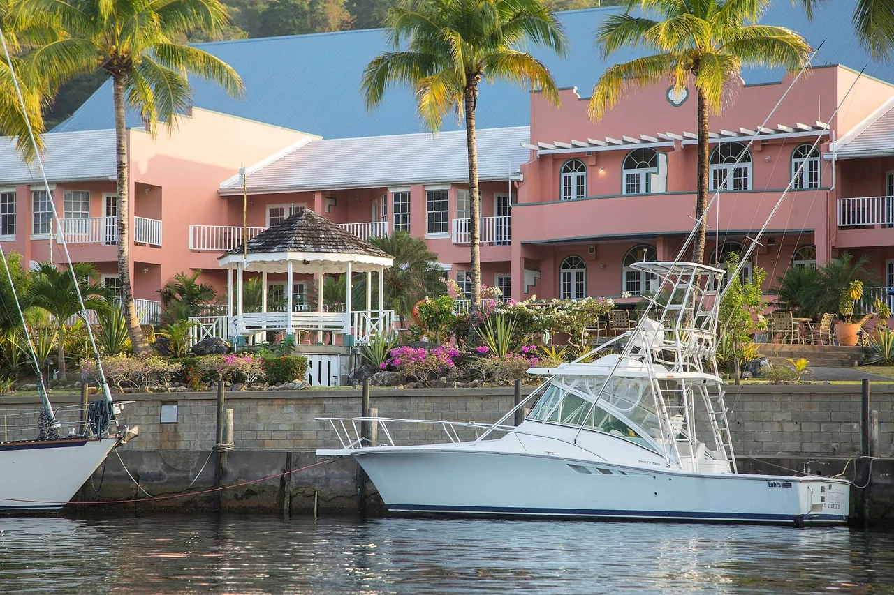 Crews Inn Hotel &amp; Yachting Centre — rooms and atmosphere