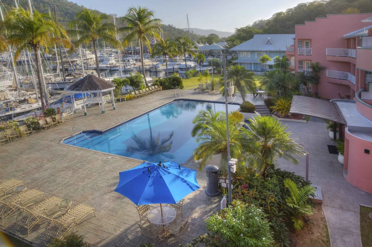 Crews Inn Hotel &amp; Yachting Centre — rooms and atmosphere