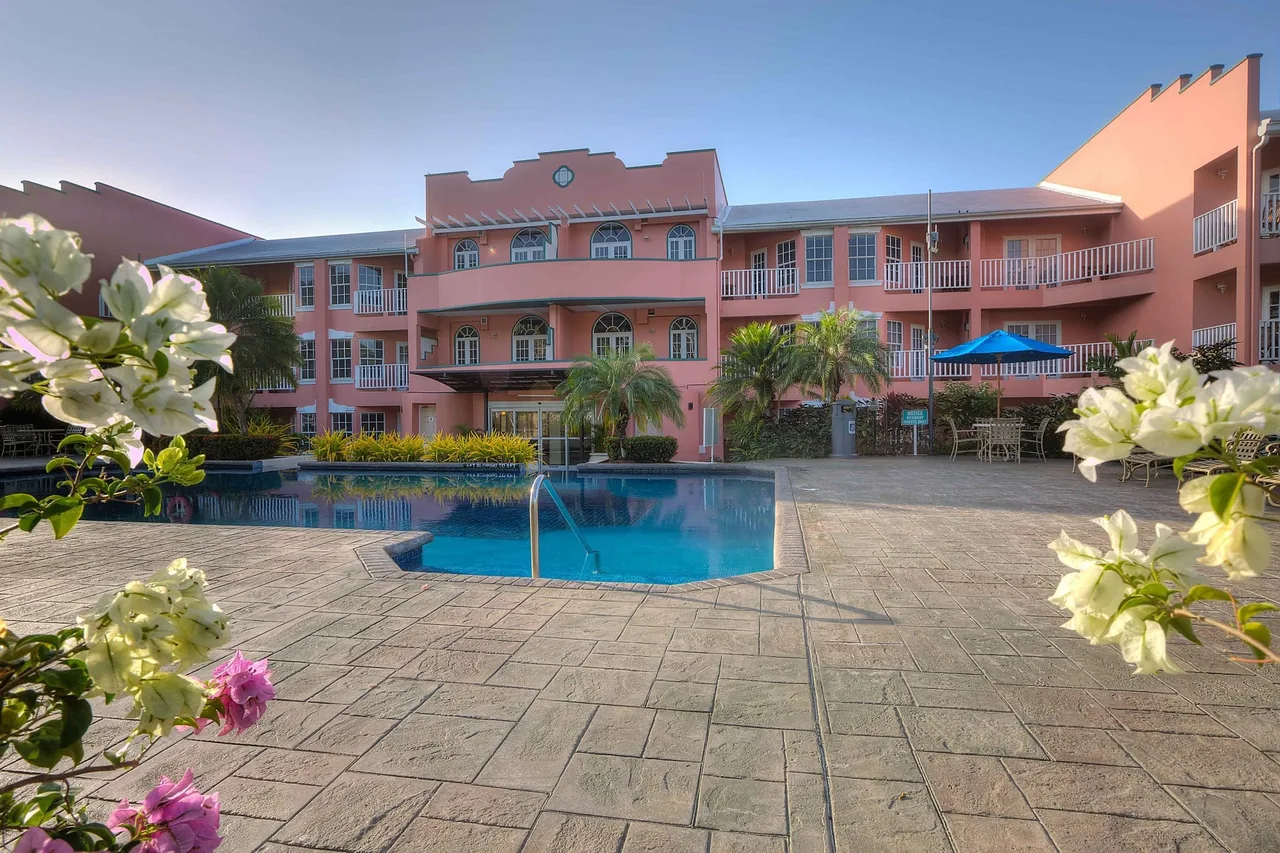 Crews Inn Hotel &amp; Yachting Centre — rooms and atmosphere