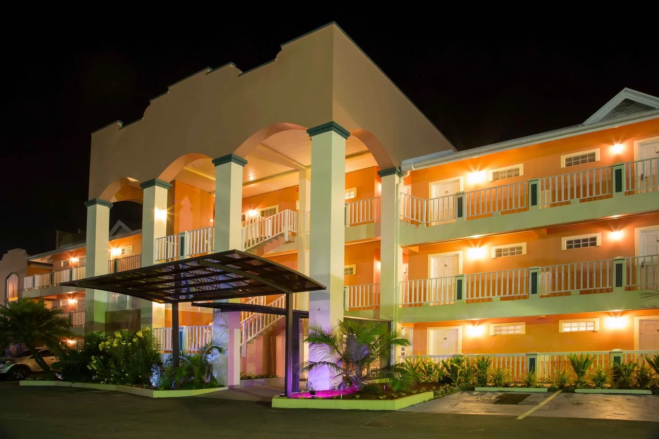 Crews Inn Hotel &amp; Yachting Centre — rooms and atmosphere