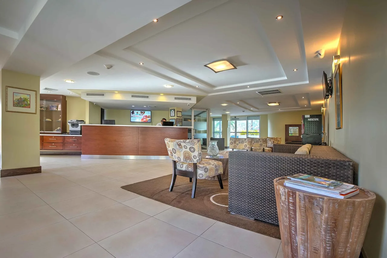 Crews Inn Hotel &amp; Yachting Centre — rooms and atmosphere
