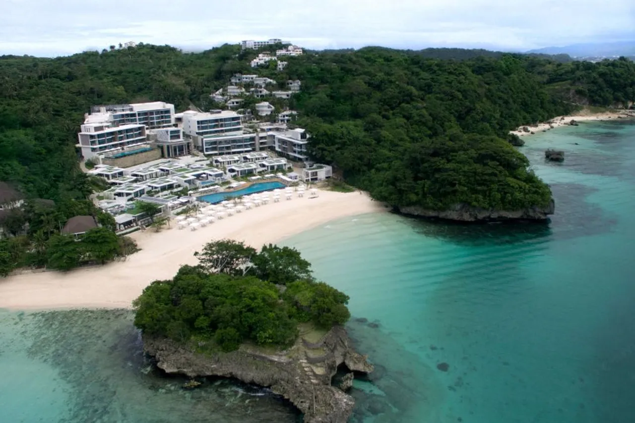 Crimson Resort and Spa Boracay — rooms and atmosphere