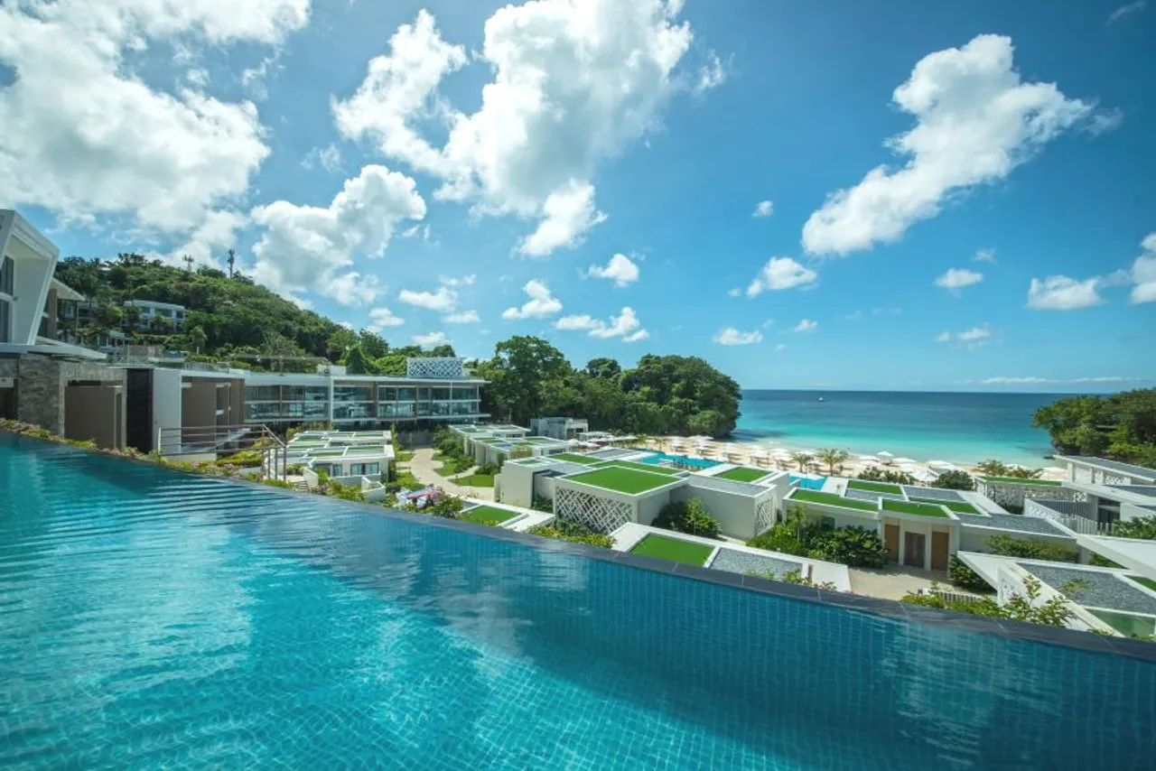 Crimson Resort and Spa Boracay — rooms and atmosphere