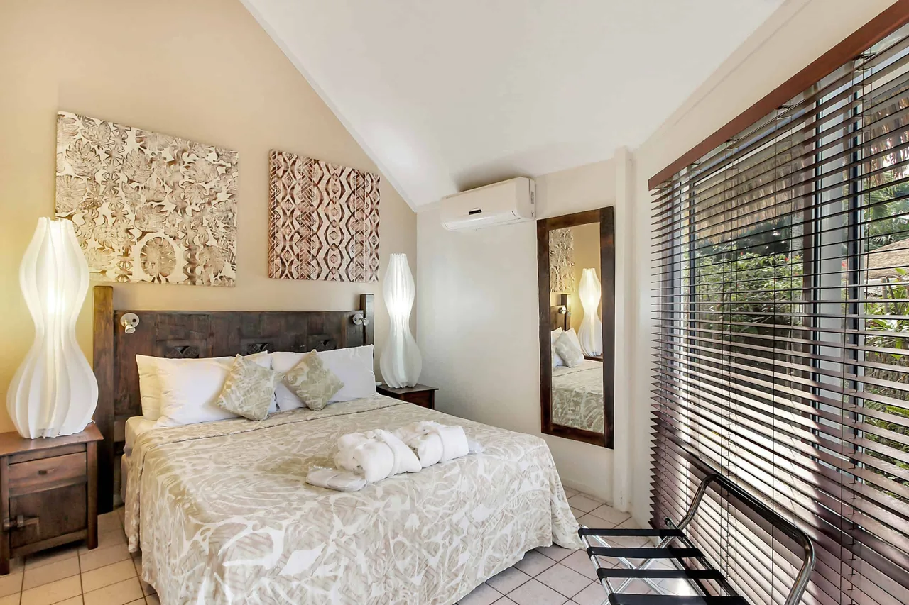 Crown Beach Resort &amp; Spa — rooms and atmosphere