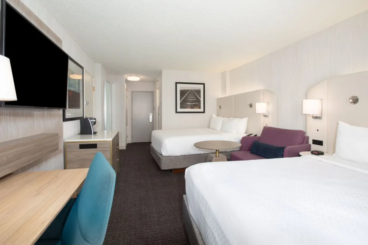 Crowne Plaza Kansas City Downtown by IHG — rooms and atmosphere