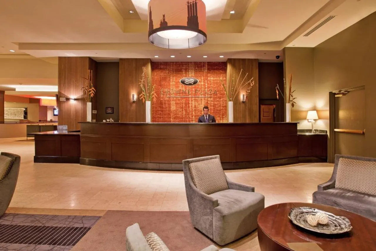 Crowne Plaza Kansas City Downtown by IHG — rooms and atmosphere