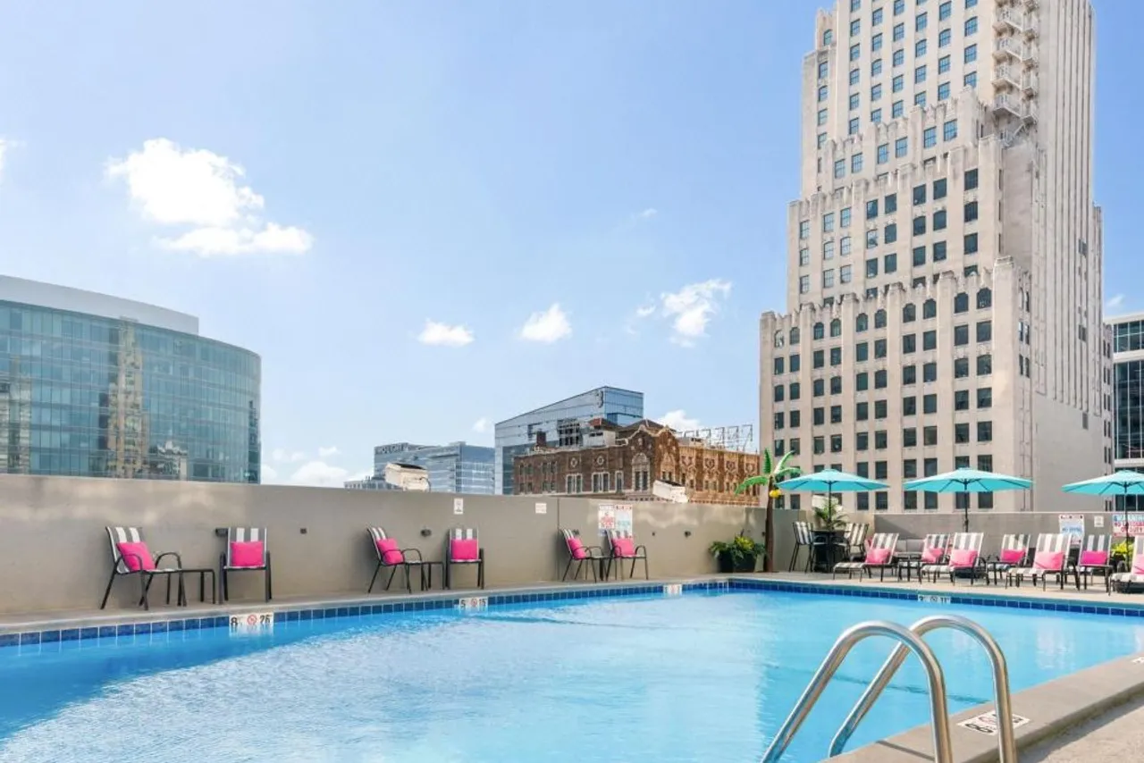 Crowne Plaza Kansas City Downtown by IHG — rooms and atmosphere