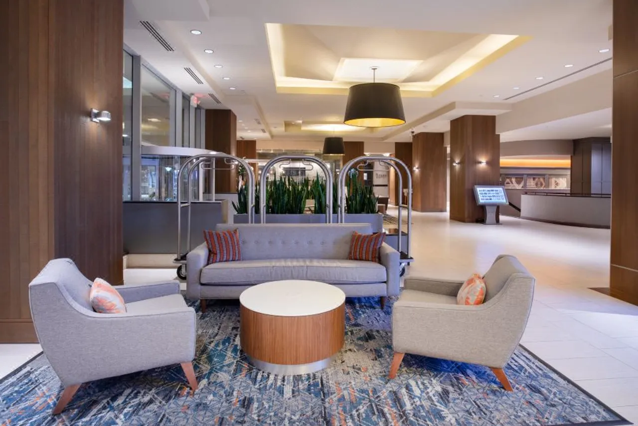 Crowne Plaza Kansas City Downtown by IHG — rooms and atmosphere