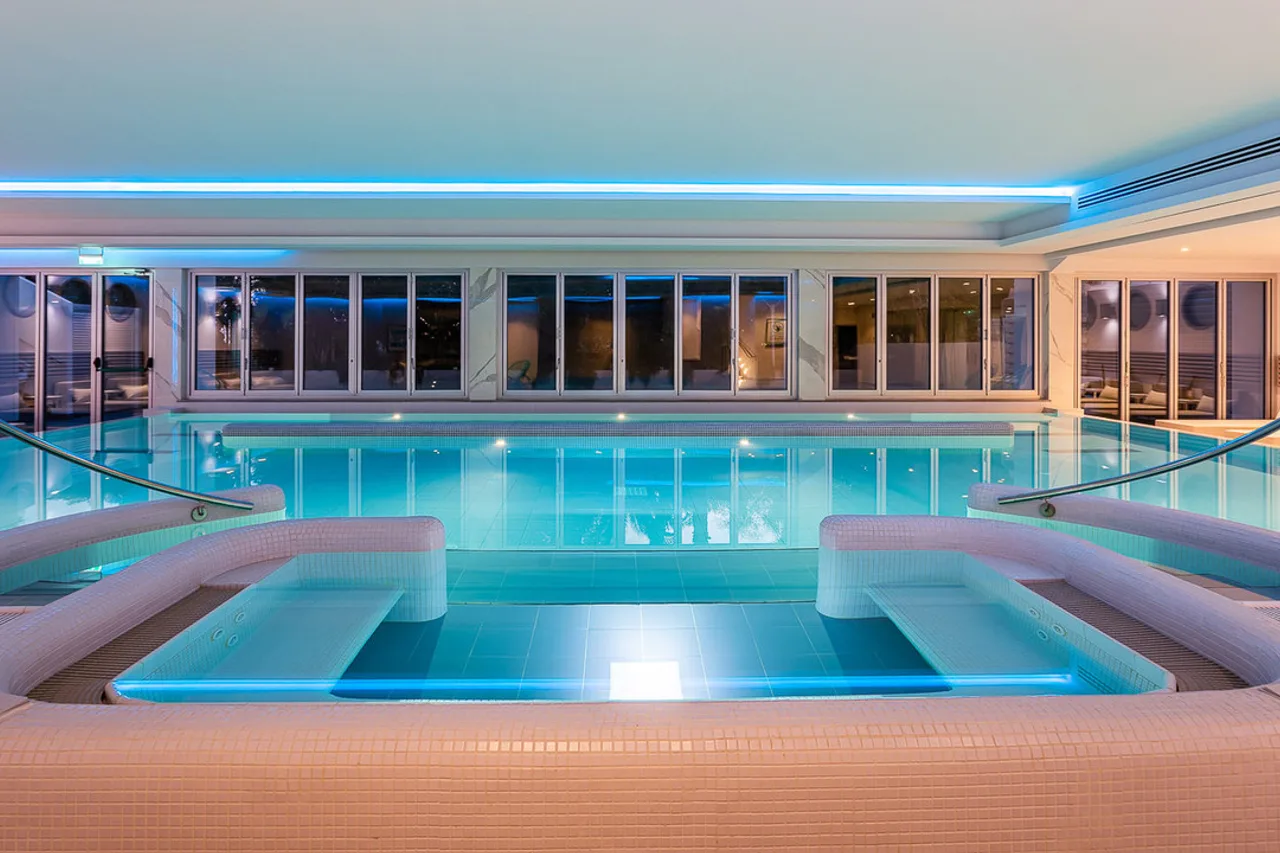 Crowne Plaza Limassol by IHG — ภาพห้องพักและบรรยากาศ