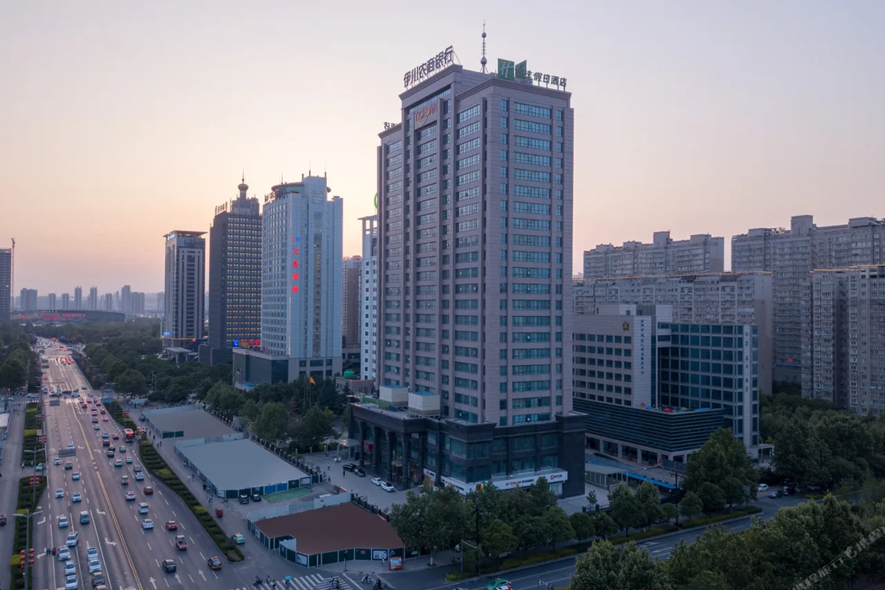 Crowne Plaza Luoyang — rooms and atmosphere
