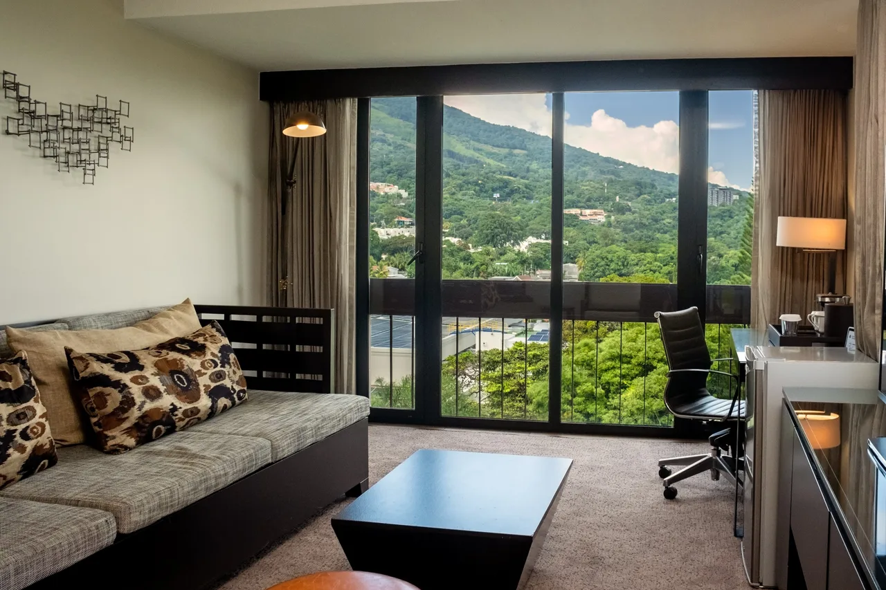 Crowne Plaza San Salvador — rooms and atmosphere