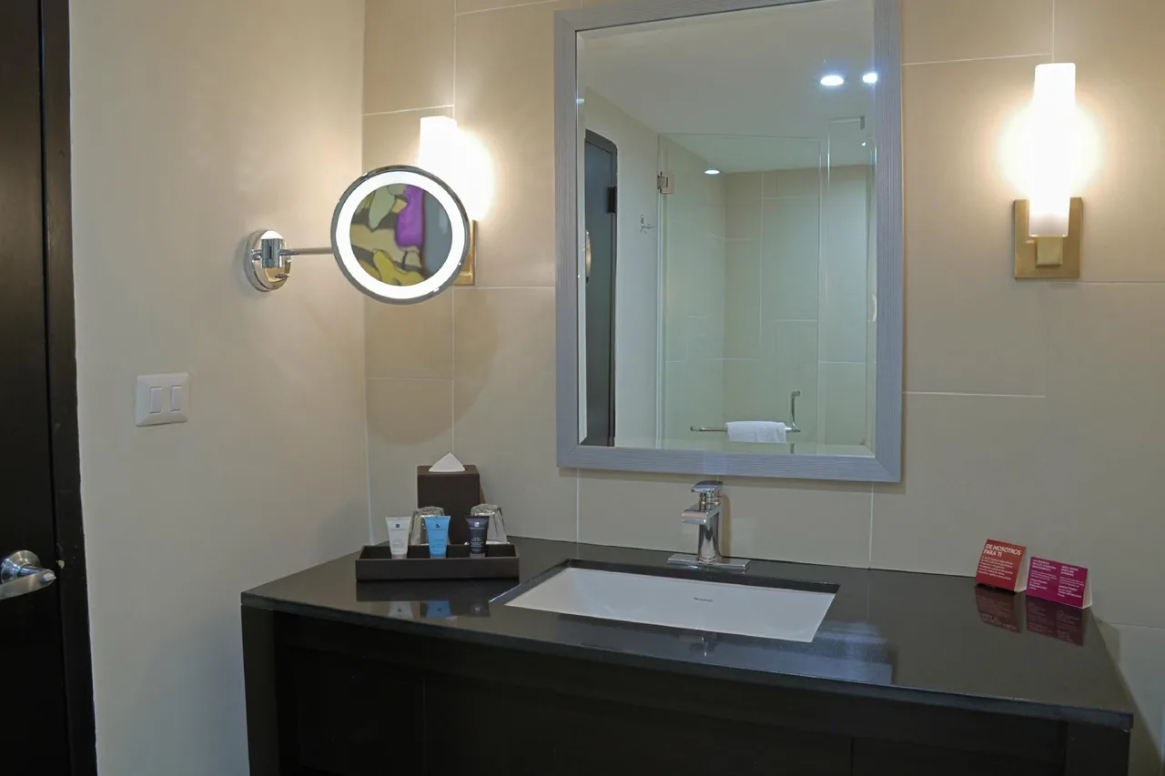 Crowne Plaza San Salvador — rooms and atmosphere