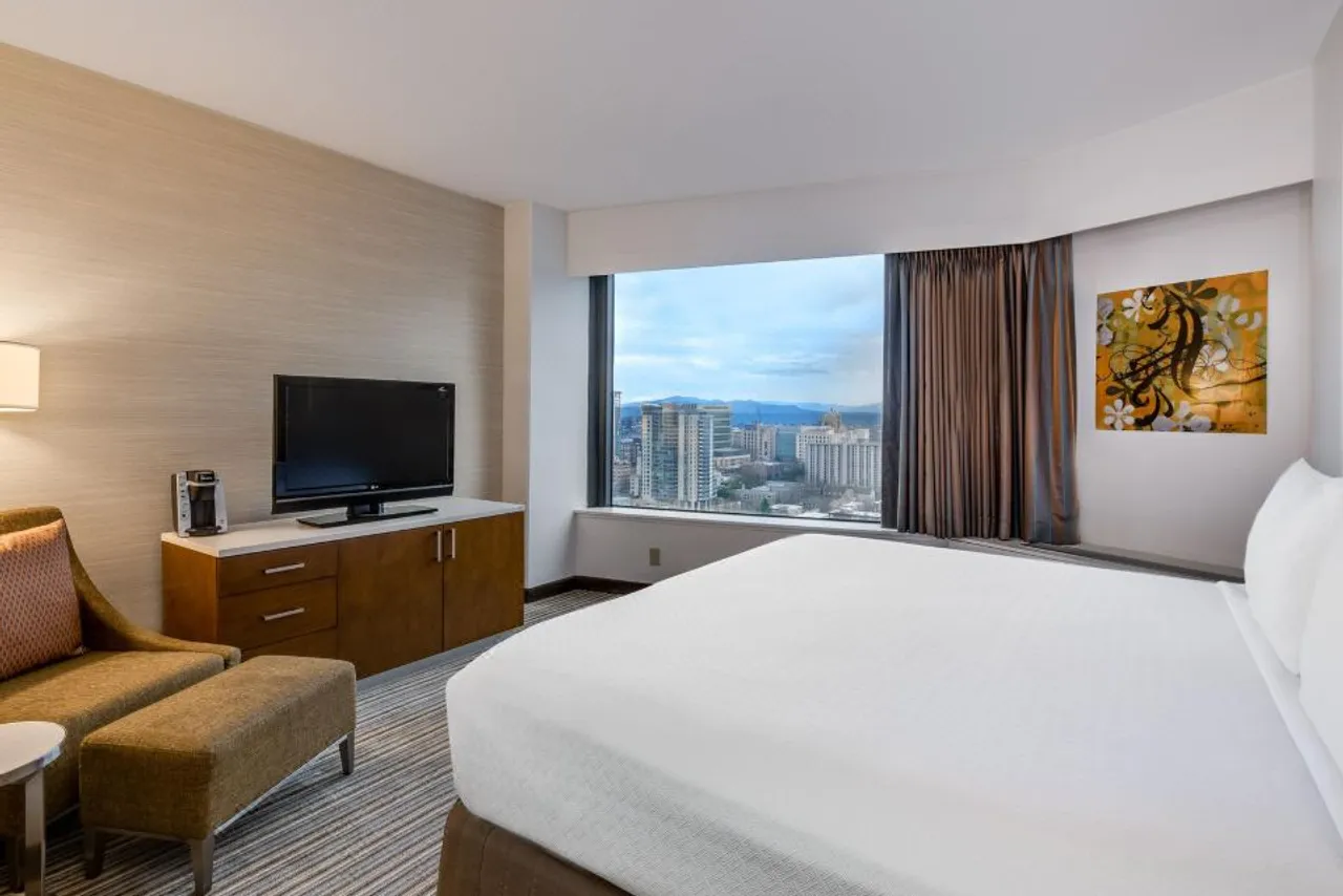 Crowne Plaza Seattle-Downtown by IHG — rooms and atmosphere
