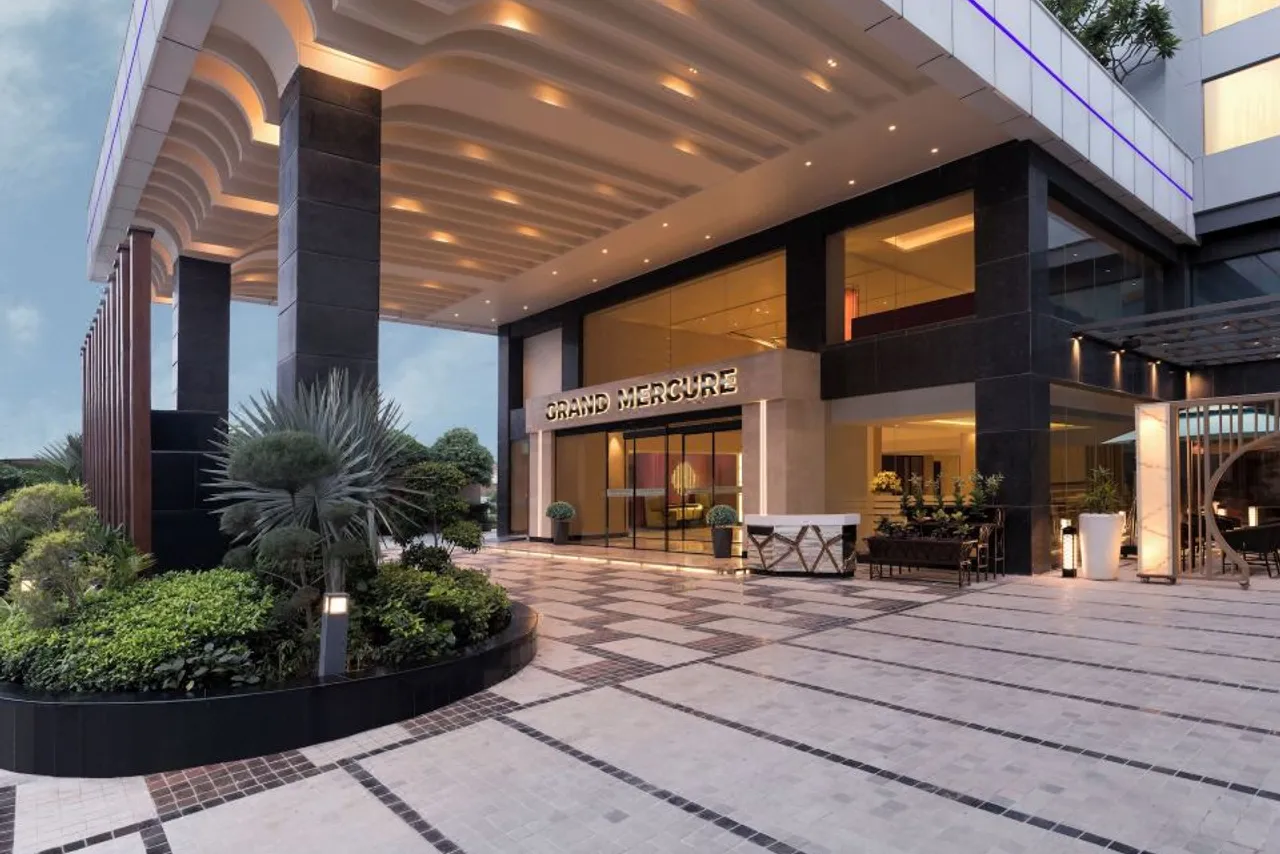 Crystal Sarovar Premiere Agra — rooms and atmosphere