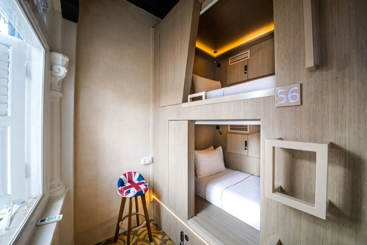 CUBE Boutique Capsule Hotel @ Kampong Glam — rooms and atmosphere