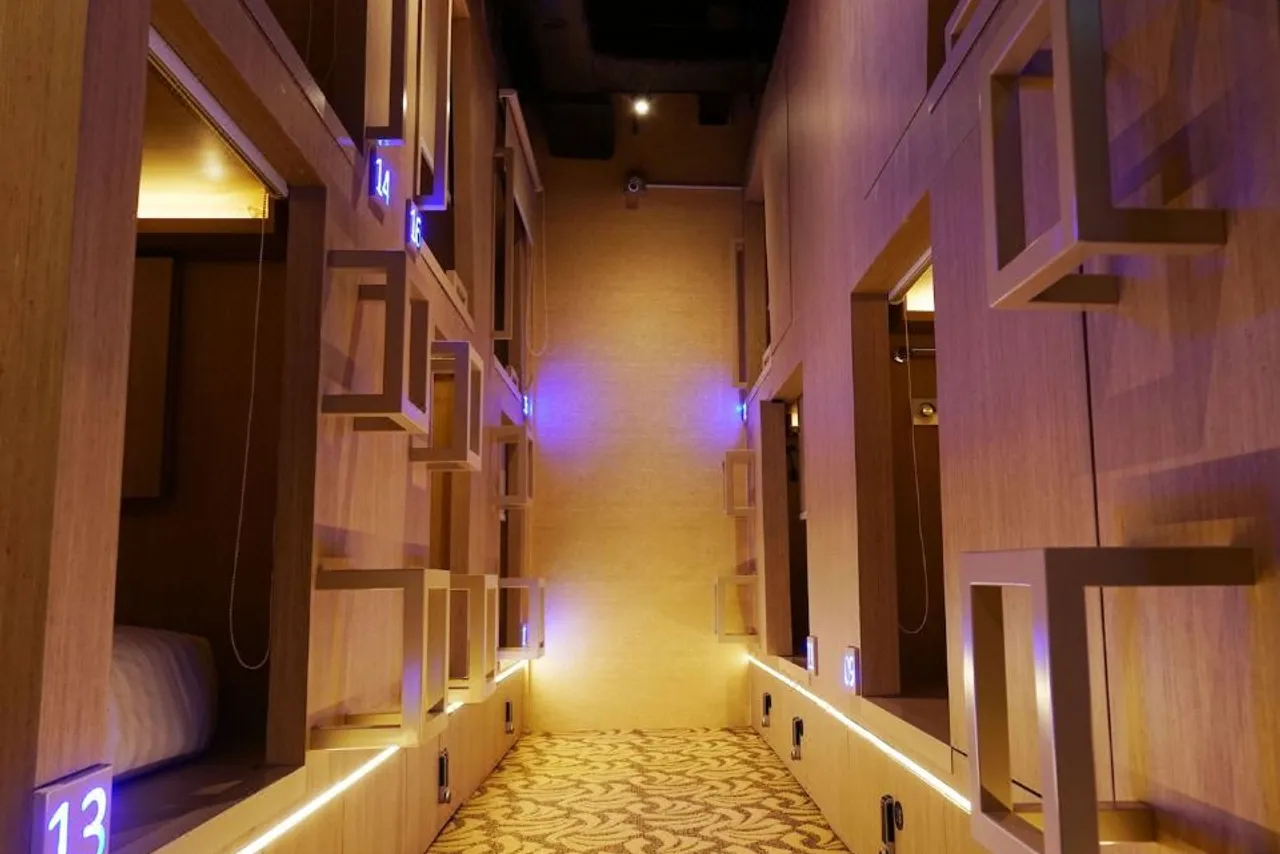 CUBE Boutique Capsule Hotel @ Kampong Glam — rooms and atmosphere
