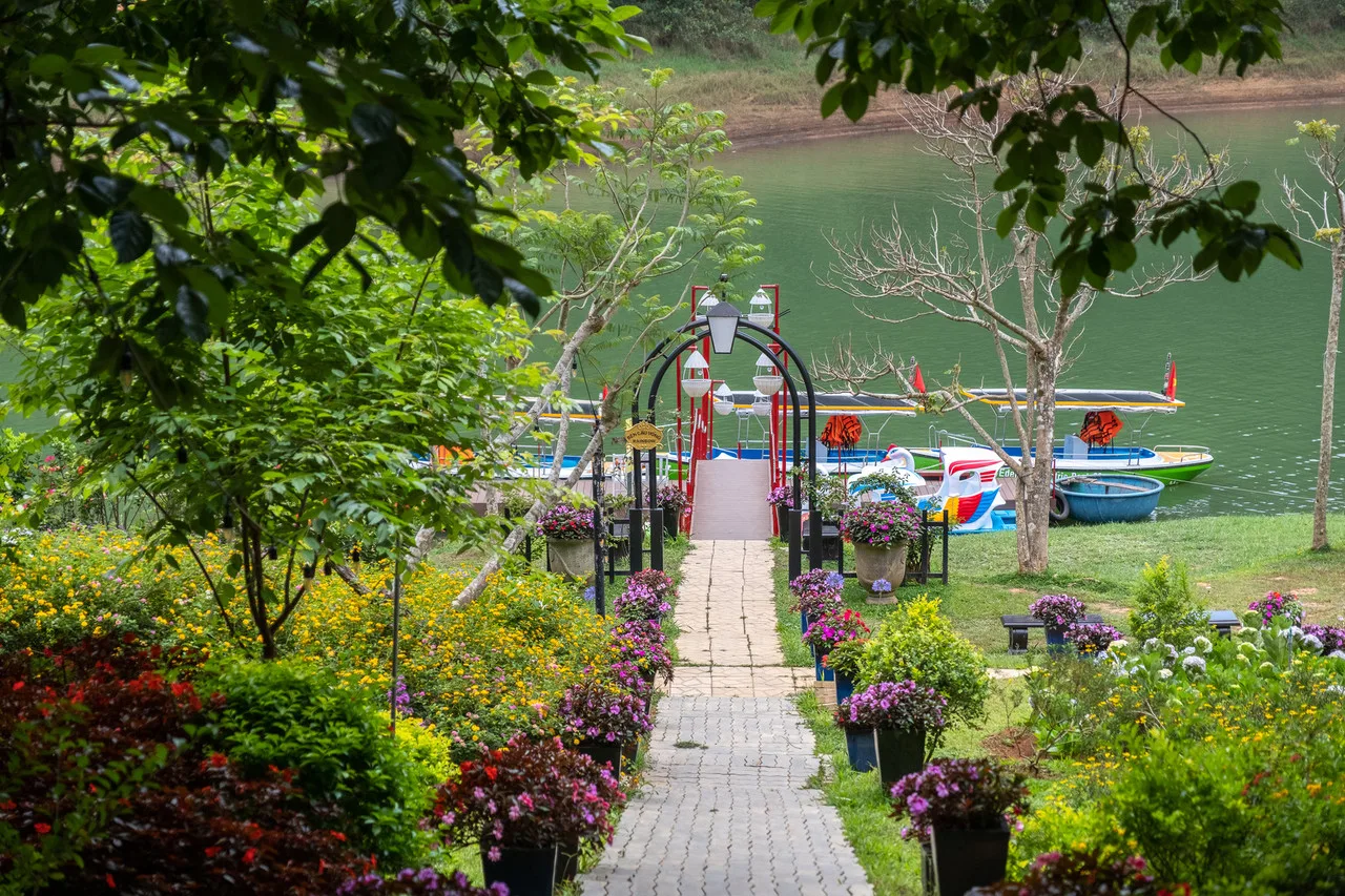 Dalat Edensee Lake Resort & Spa — rooms and atmosphere