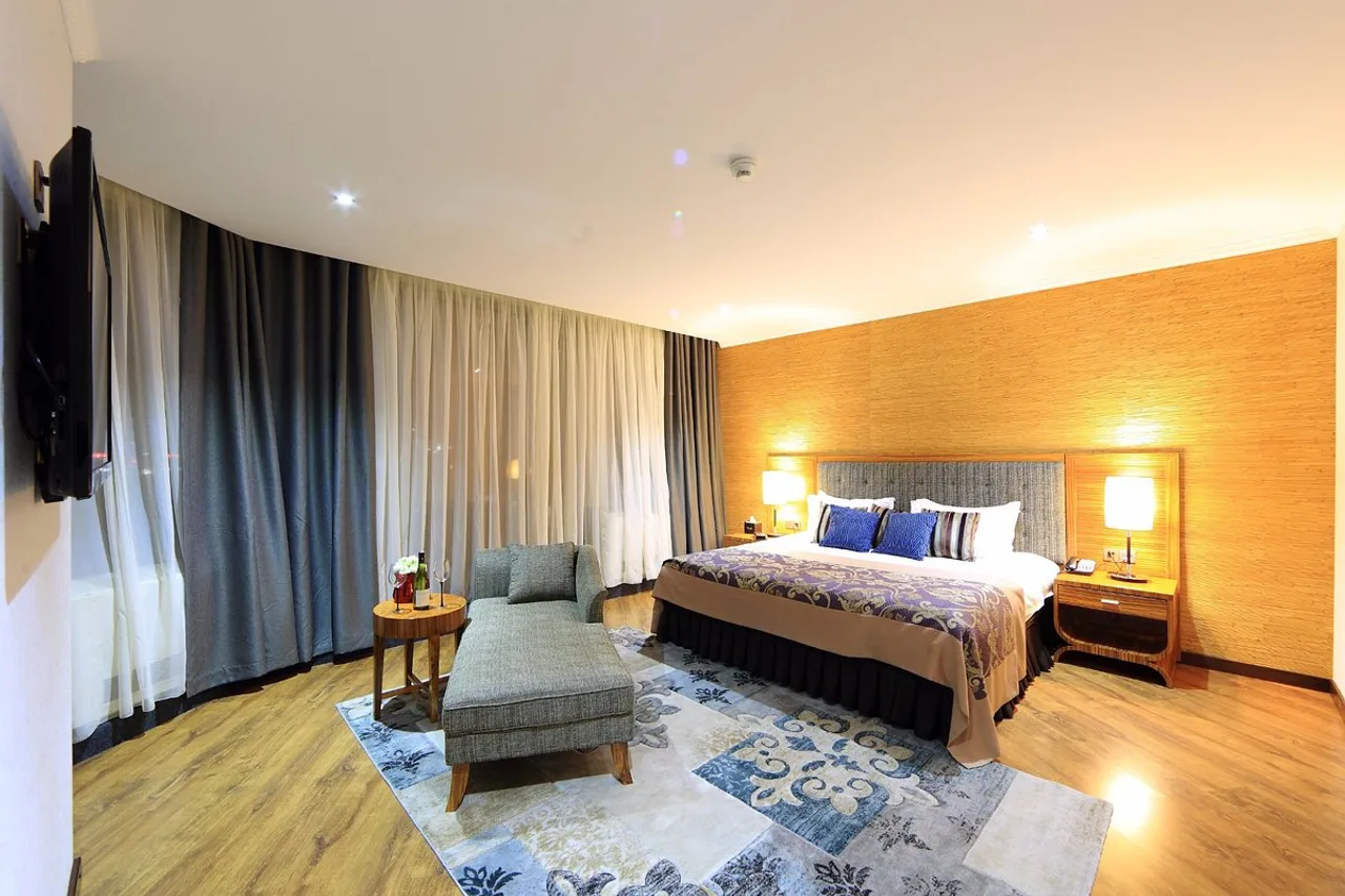 Damas International Hotel — rooms and atmosphere