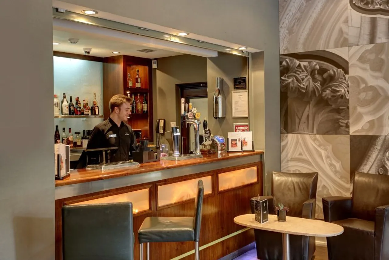 Dean Court Hotel, BW Premier Collection — rooms and atmosphere