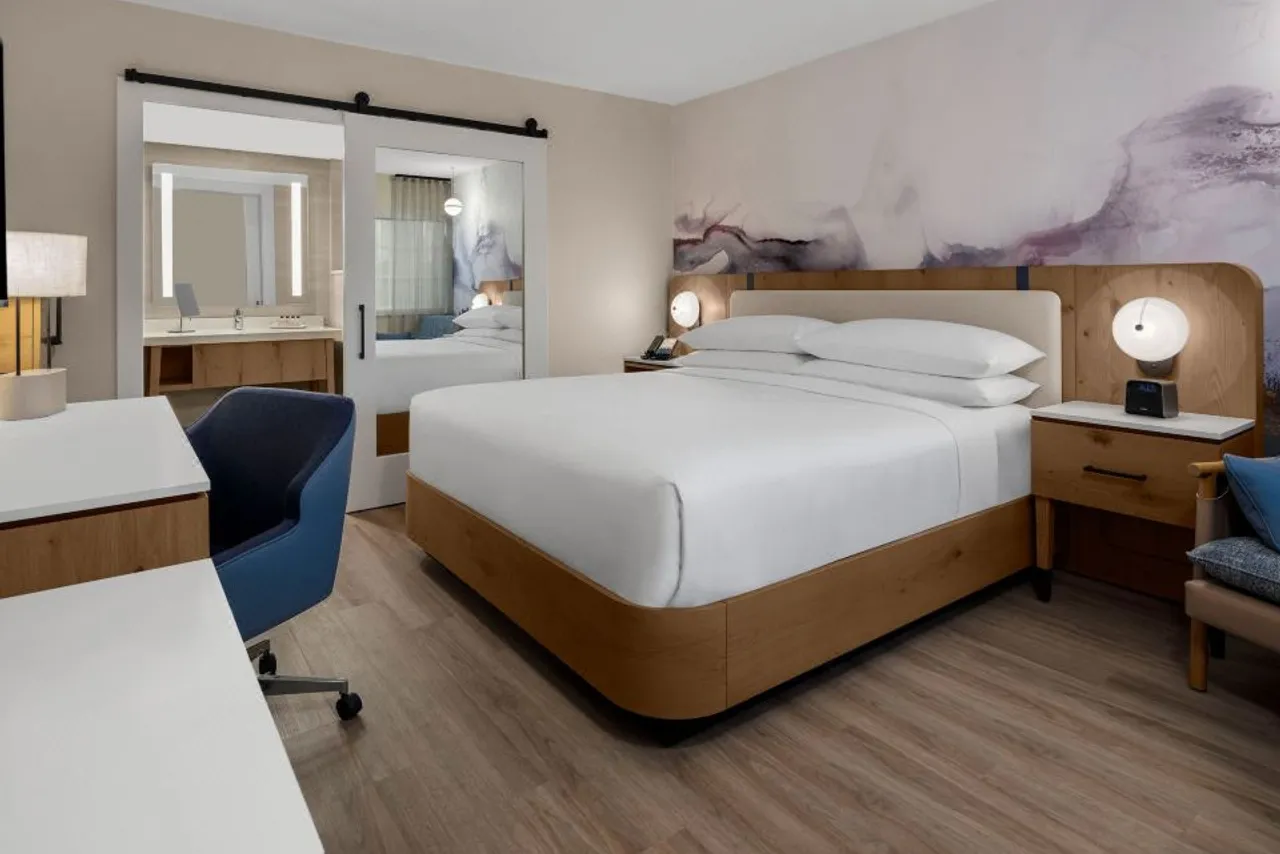 Delta Hotels Santa Clara Silicon Valley — rooms and atmosphere