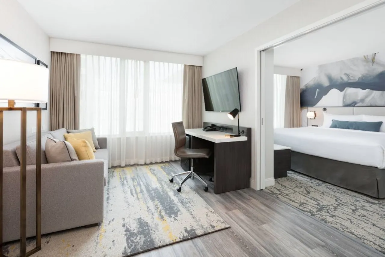Delta Hotels by Marriott Vancouver Downtown Suites — rooms and atmosphere