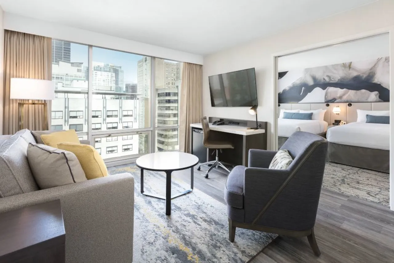 Delta Hotels by Marriott Vancouver Downtown Suites — rooms and atmosphere