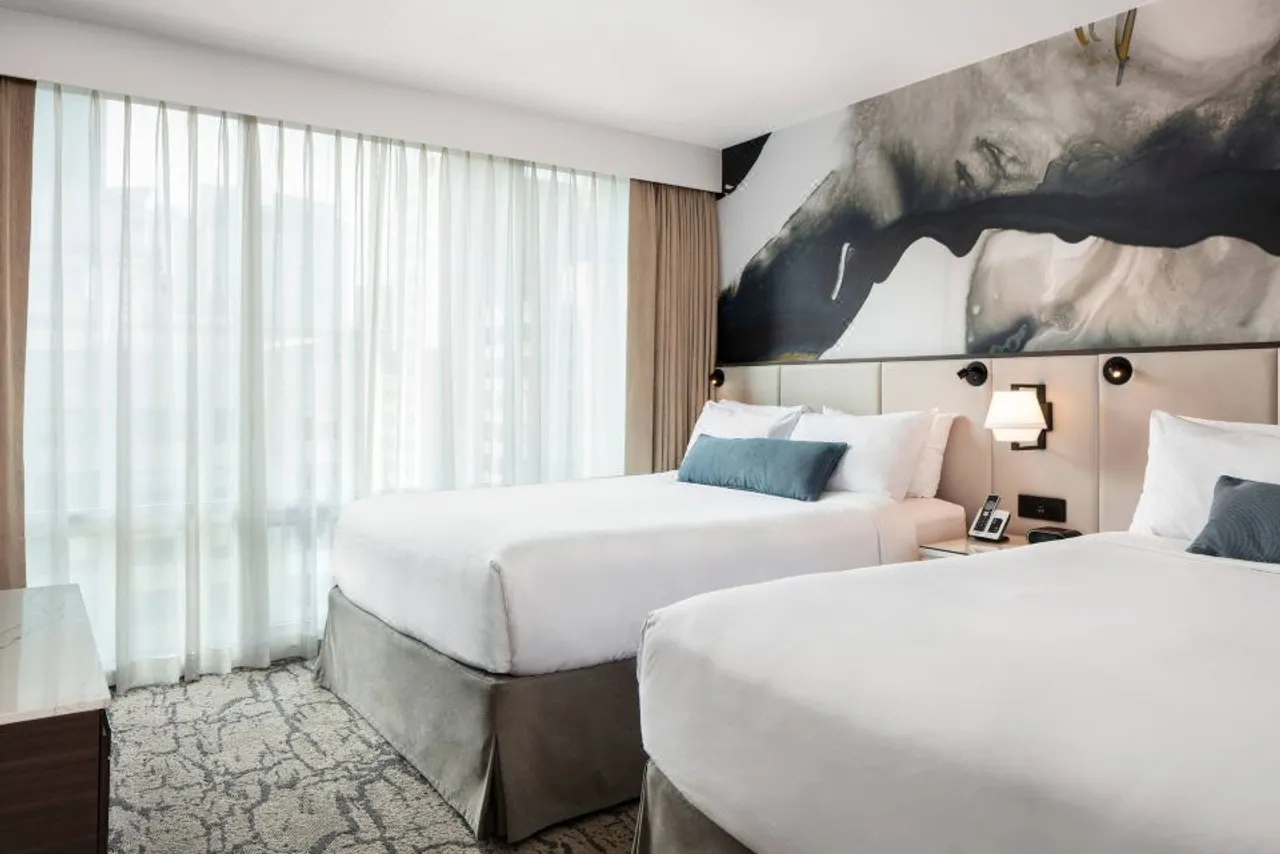 Delta Hotels by Marriott Vancouver Downtown Suites — rooms and atmosphere