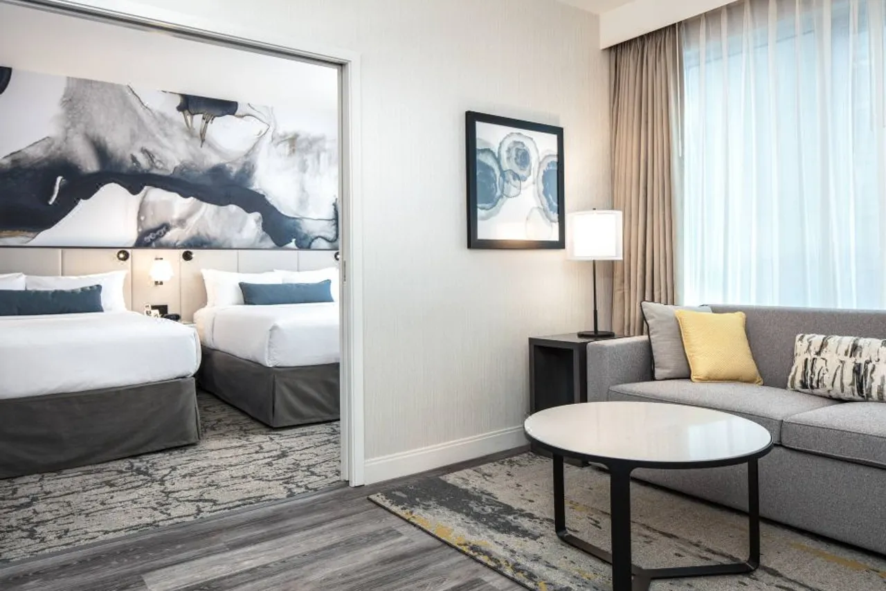 Delta Hotels by Marriott Vancouver Downtown Suites — rooms and atmosphere