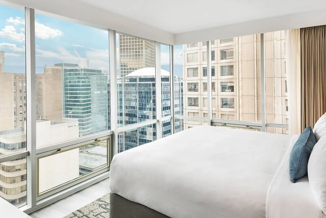 Delta Hotels by Marriott Vancouver Downtown Suites — rooms and atmosphere
