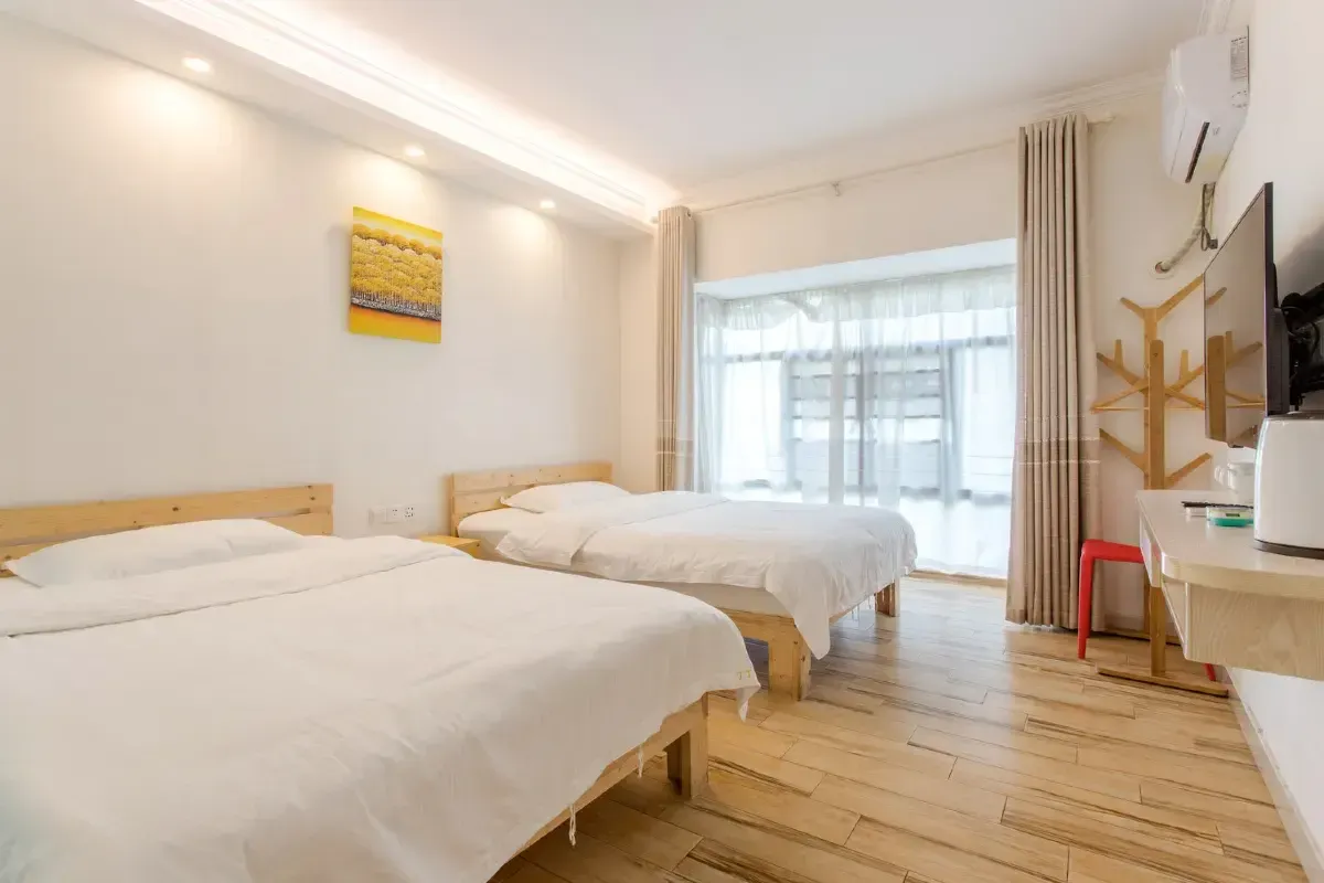Dingding Inn Zhangjiajie — rooms and atmosphere